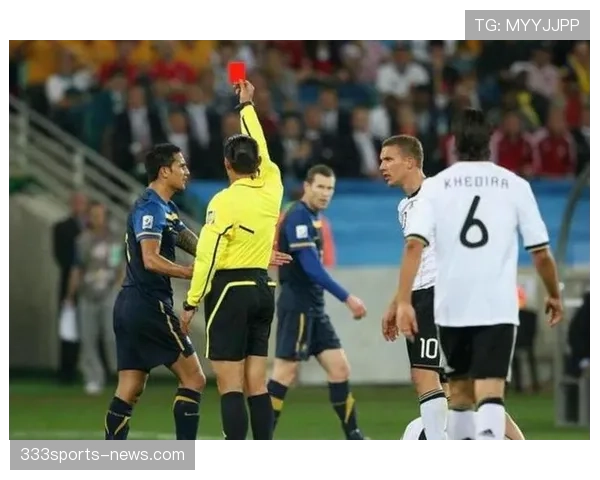 为什么“过分力量犯规”直接红牌？裁判如何界定动作危险性？