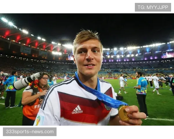 德容与托尼·克罗斯传球风格对比：节奏控制与进攻发起方式有何差异