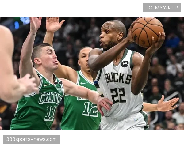 米德尔顿通过挡拆创造多次得分机会，助雄鹿拉开进攻差距